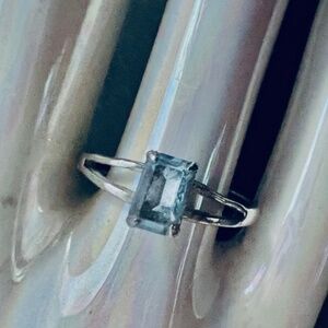 VINTAGE EMERALD CUT BLUE TOPAZ CENTER STONE SET IN STERLING SILVER RING sz 5.5